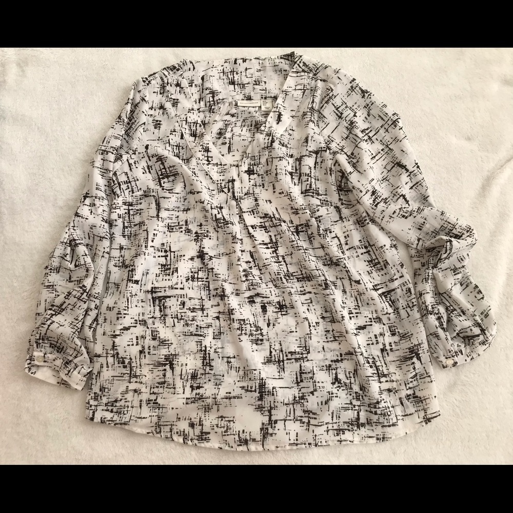 Mercer and Madison small v neck blouse